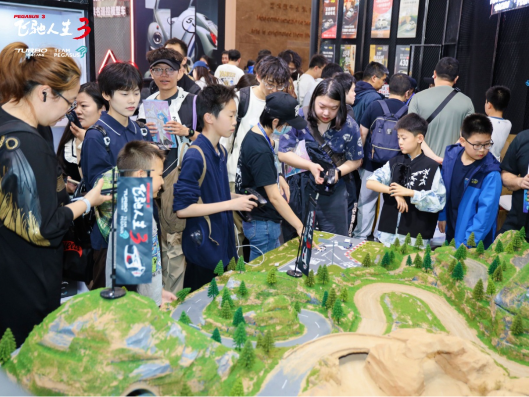 火热延续！TURBO RACING展台持续刷屏，飞驰人生3真车惊艳助阵！