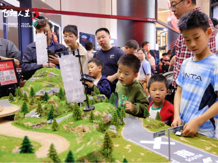 火热延续！TURBO RACING展台持续刷屏，飞驰人生3真车惊艳助阵！